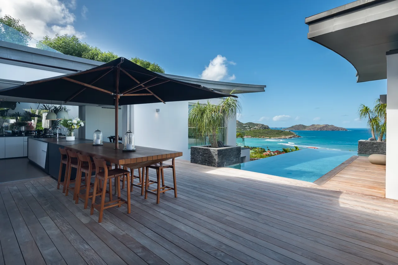 The pool, the wings and the bay