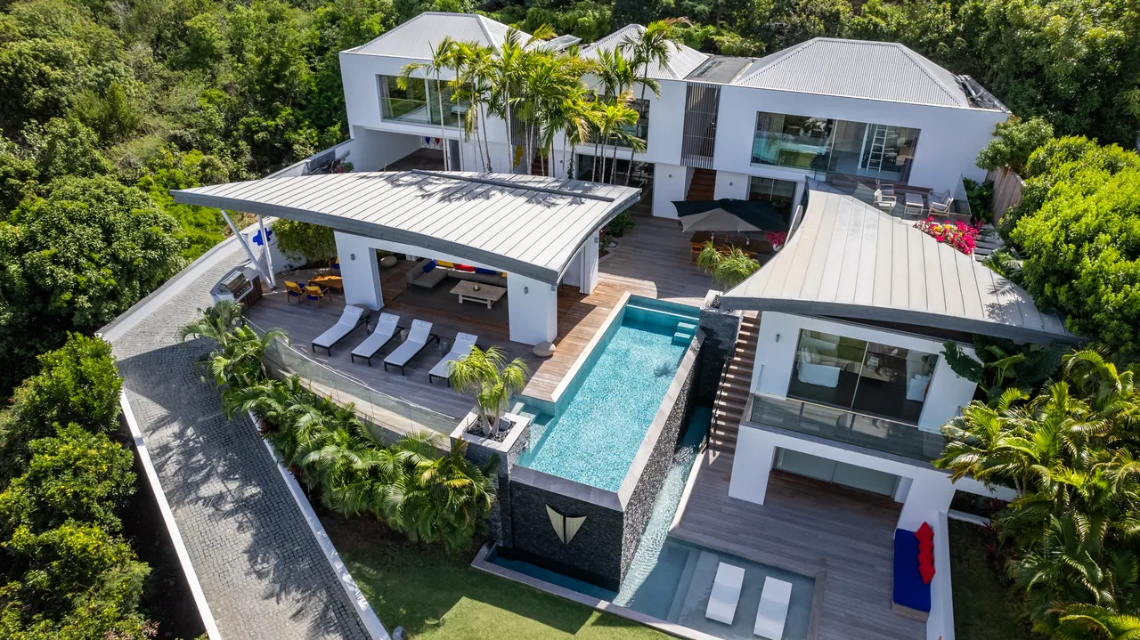 The wings, decks and garden